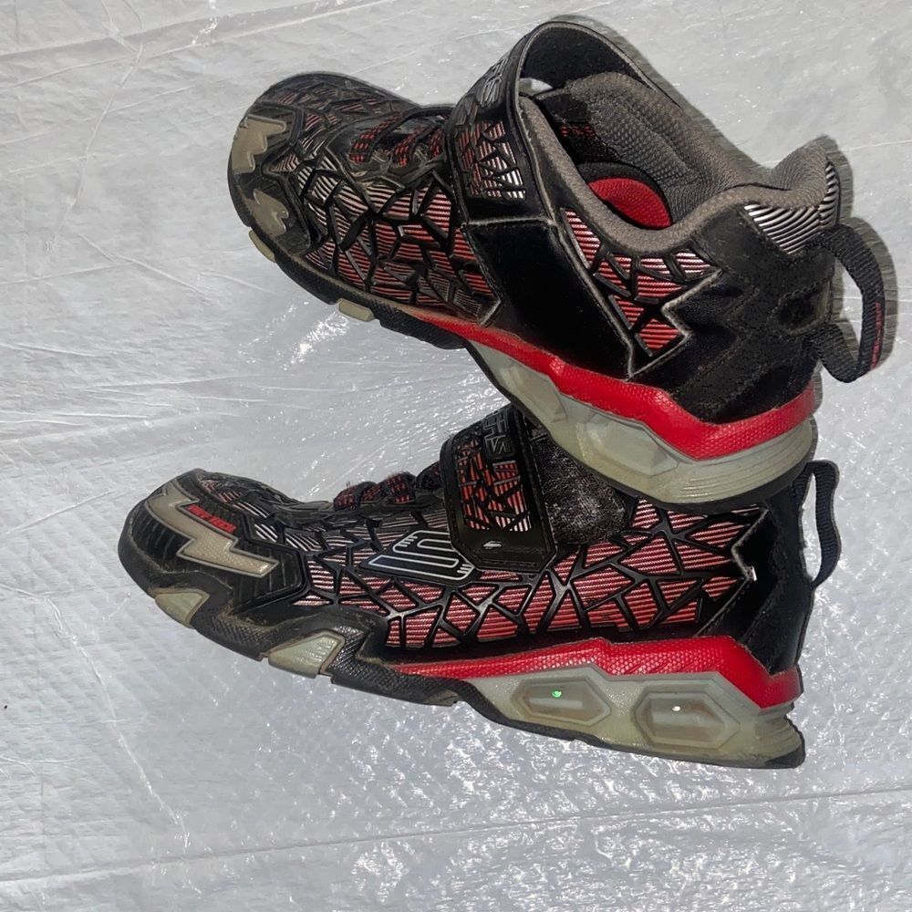 10X$50 Skechers Kids Black and Red Patterned Sneakers Size 1.5 Final Price